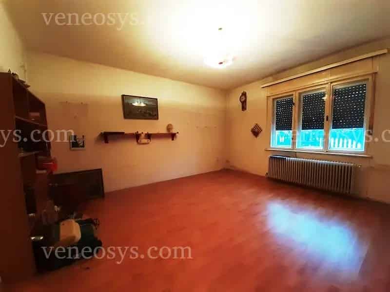 Sashalmon 2 Lakásos Családi Ház Eladó