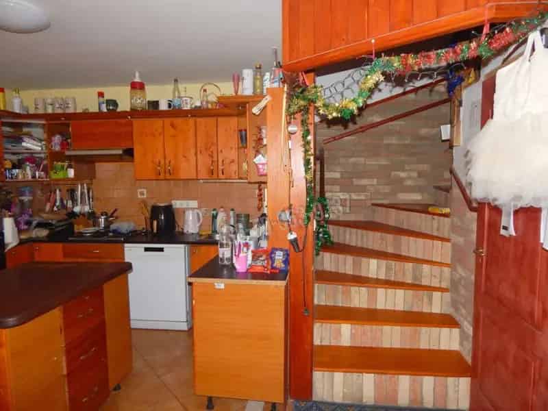 Gyulakeszi Csobánc lábánál eladó családi ház 2 lakóépülettel