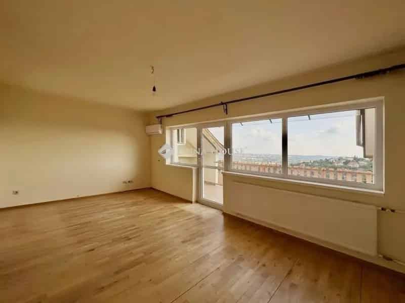 Pécsi panorámás családi ház eladó - 3 szintes, 200 m²