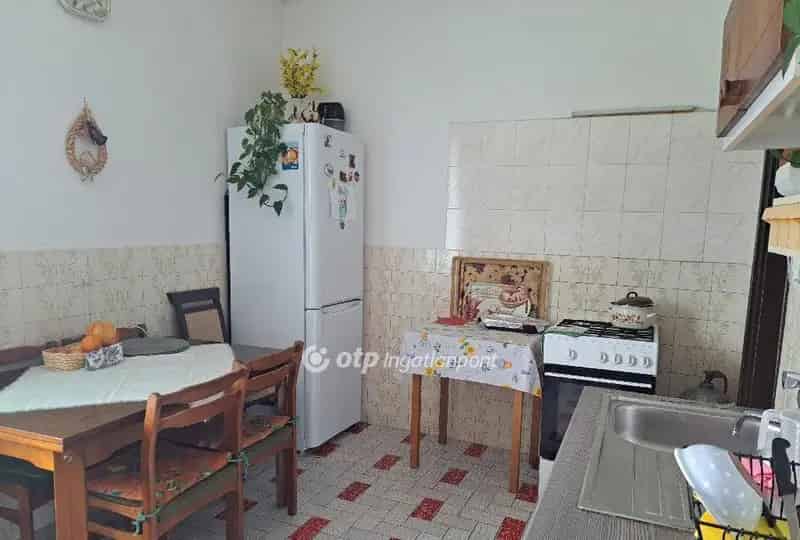 Bicske 195 m2-es családi ház eladó 773 m2 telekkel és melléképülettel