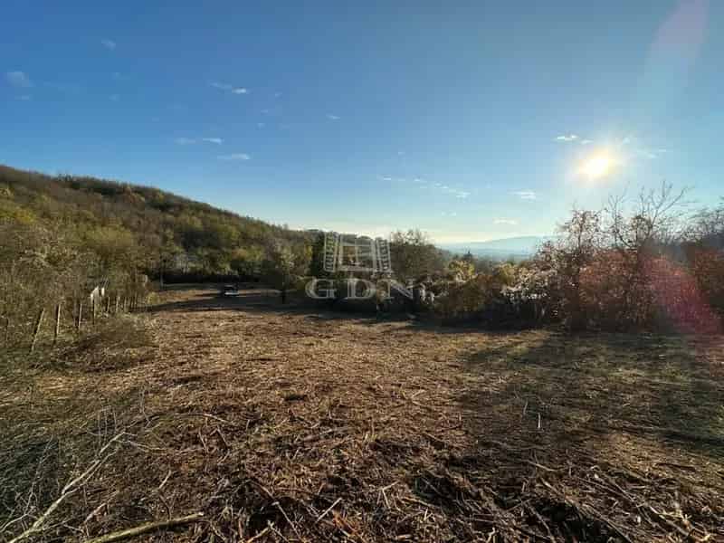 Váci panorámás telek eladó Papvölgyben