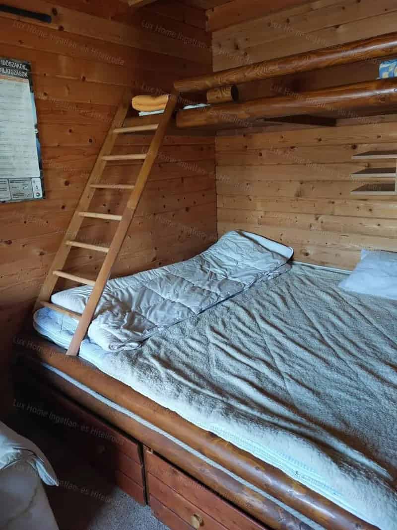 Tarjani horgaszhaz elado nagy steggel es napelemekkel