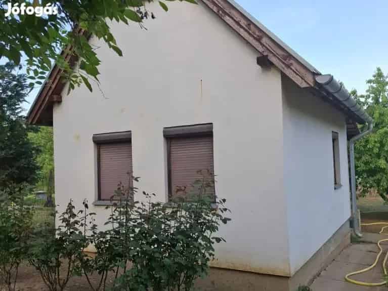 Vízparti telek Szajolon eladó - 800m2, kis ház, stég