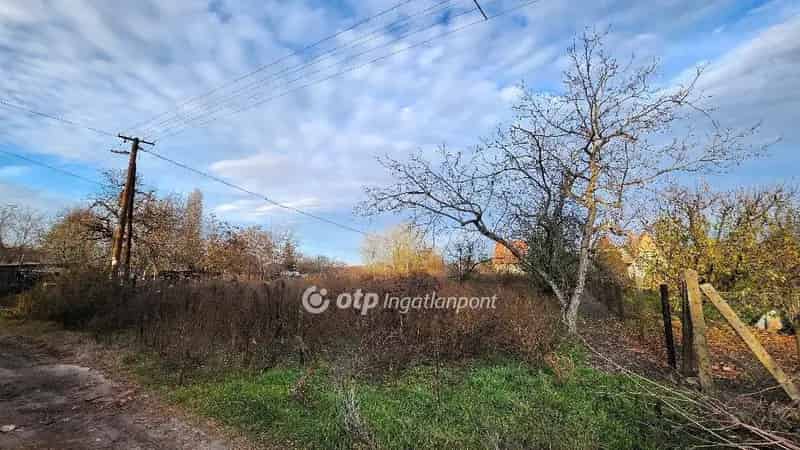 Sziksósi saroktelek eladó 898 m2 beépíthető területtel