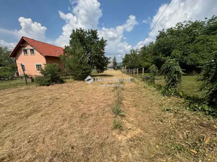 Eladó telek Mogyoródon csendes környéken kis házzal