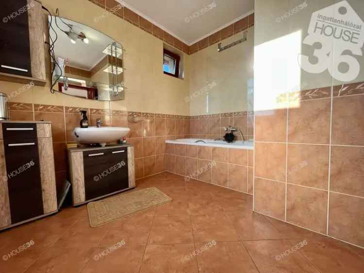 Kunadacs 197nm családi ház eladó - jacuzzival és extrákkal