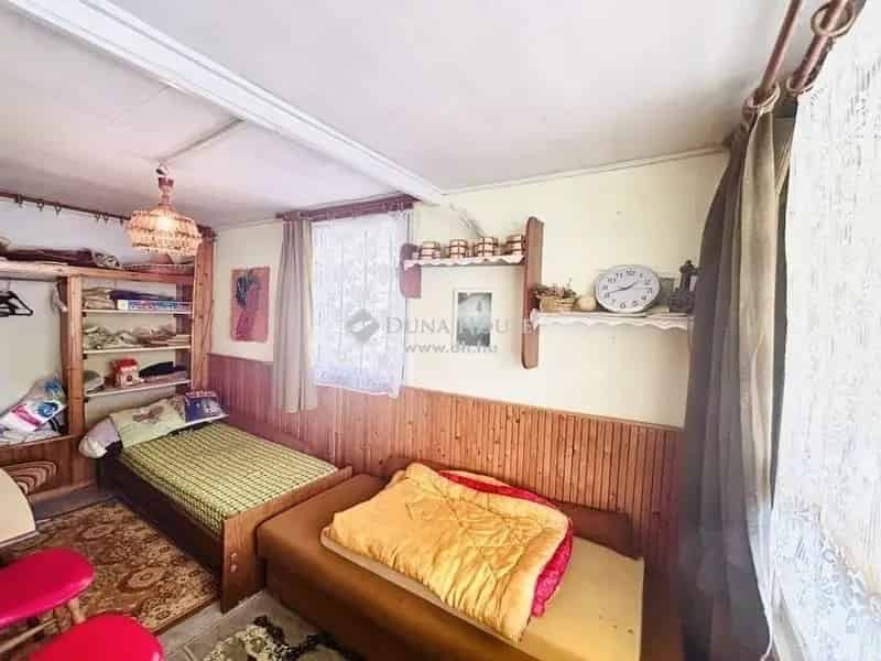 Egyedi tóparti nyaraló eladó Szigetszentmiklóson