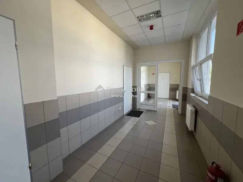 Pécs Kertváros 590m2-es Irodaépület Eladó 13 Irodával és 30 Parkolóval