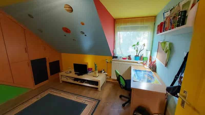 Üröm 10 szobás 4 fürdőszobás családi ház eladó