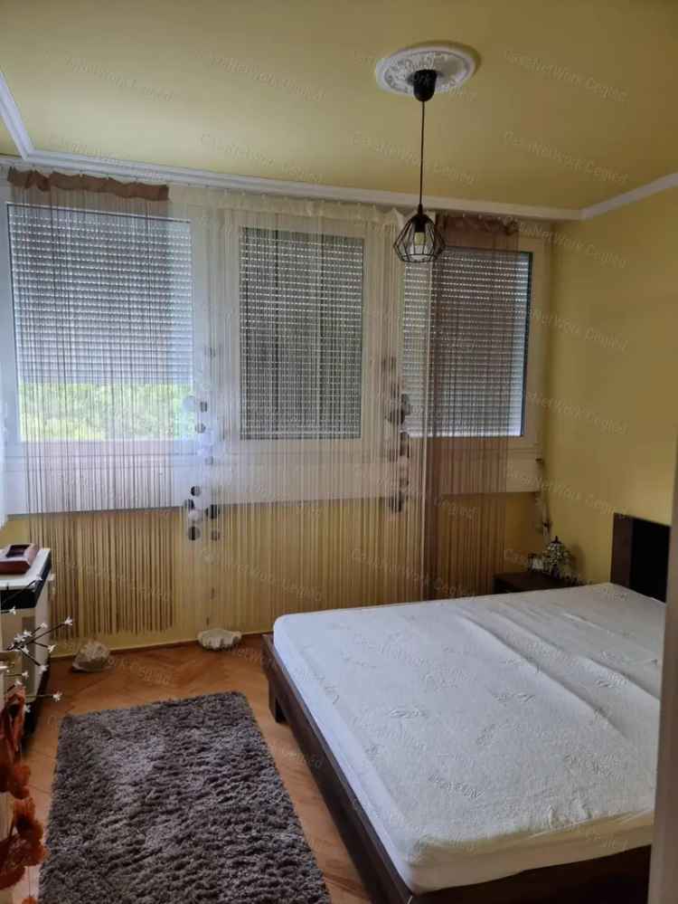 Ceglédi 55m2-es felújított tégla lakás eladó - CSOK