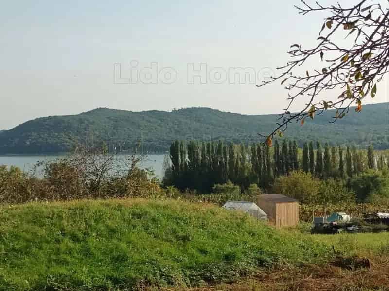 Fehérvárcsurgó tóparti telek 30 nm-es házzal eladó