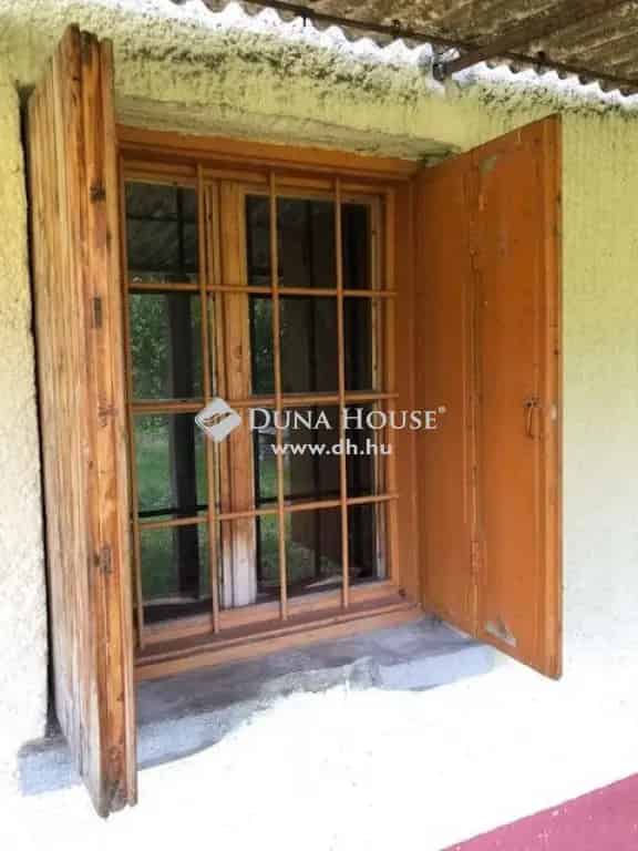 30 m2-es ház Pécs csendes részén 1155 m2-es telekkel