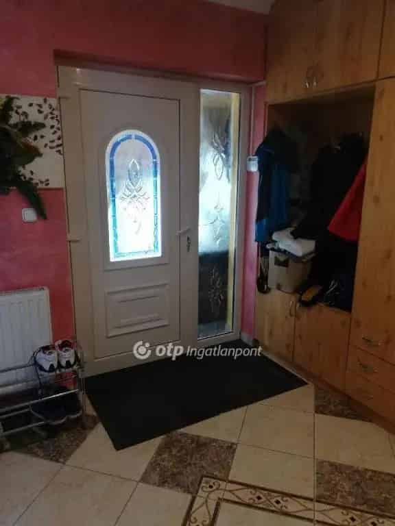 Szügyben eladó modern kastélyszerű ház 4 szobával és 3 garázzsal