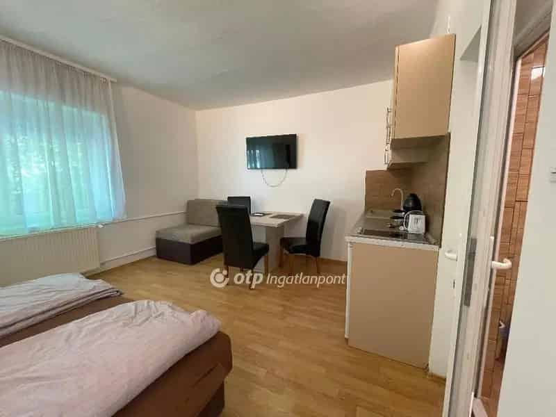 Siófoki Balaton-parti Apartmanház Eladó 7 Apartmannal