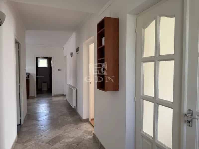 123m2-es Felújított Családi Ház 94m2 Melléképülettel Nagylókon