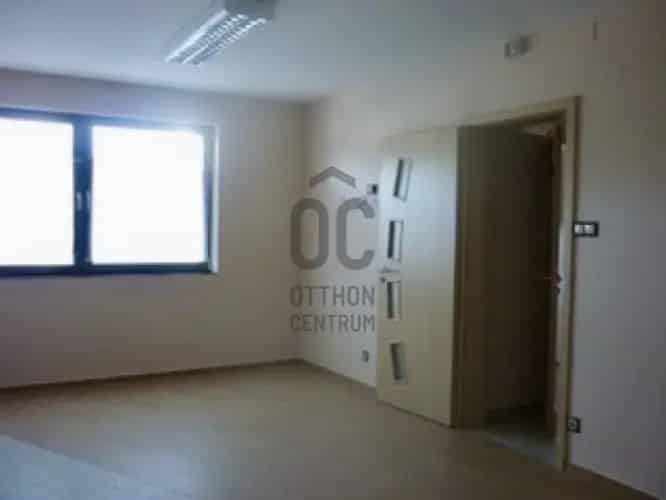 Debreceni eladó kereskedelmi ingatlan UZ018297