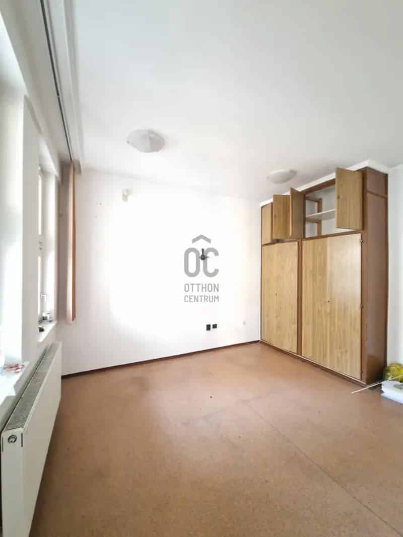 Ceglédi irodaház kiadó 280m2 bútorozott 2 garázzsal