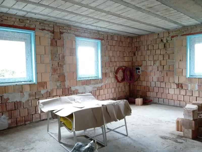 Csehbánya 10664 nm-es Telek Szerkezetkész Házzal Eladó