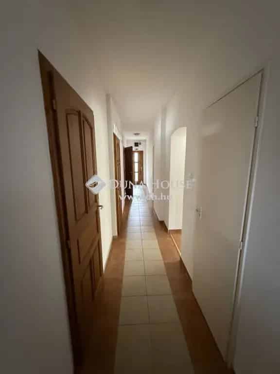 Eplényi panorámás családi ház wellnesszel eladó