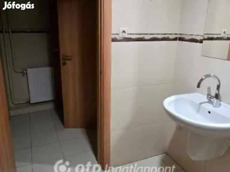 Eladó modern iroda Debrecenben 508 m2 7 parkolóval tetőterasszal