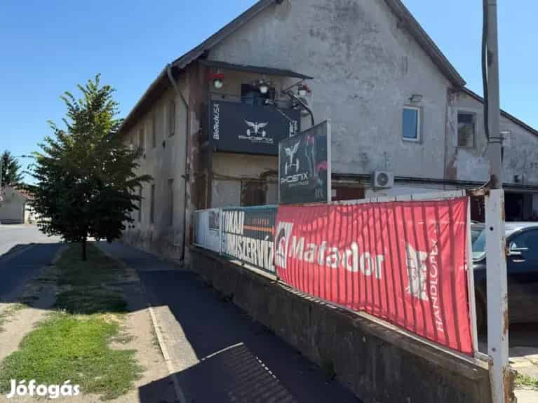 Tokaj k
özpontj


ában elad
ó telephely