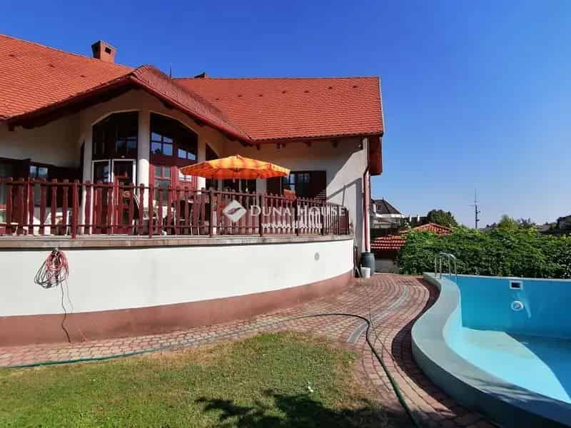 354 m2-es 3 szintes családi ház wellness részleggel és medencével