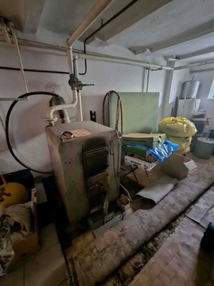 Pápai családi ház eladó - 4 szoba, nagy telek, műhely