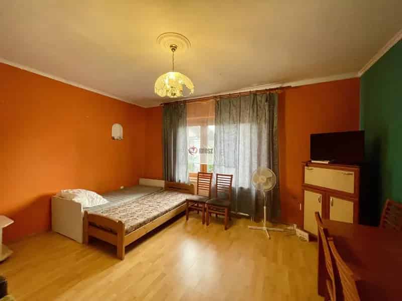 Székesfehérvár 2 Generációs Családi Ház Eladó 9 Hálószobával
