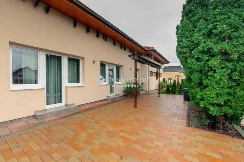 Balatonszárszó 4 Apartmanos Ház Eladó 16 Főnek Jacuzzival