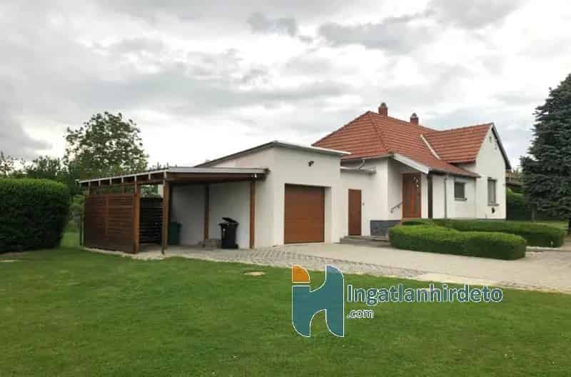Felújított családi ház eladó - 2 szoba, garázs, csendes környék