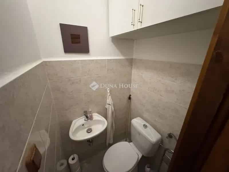 Budapest 3 kerulet Csillaghegy családi ház eladó medencével