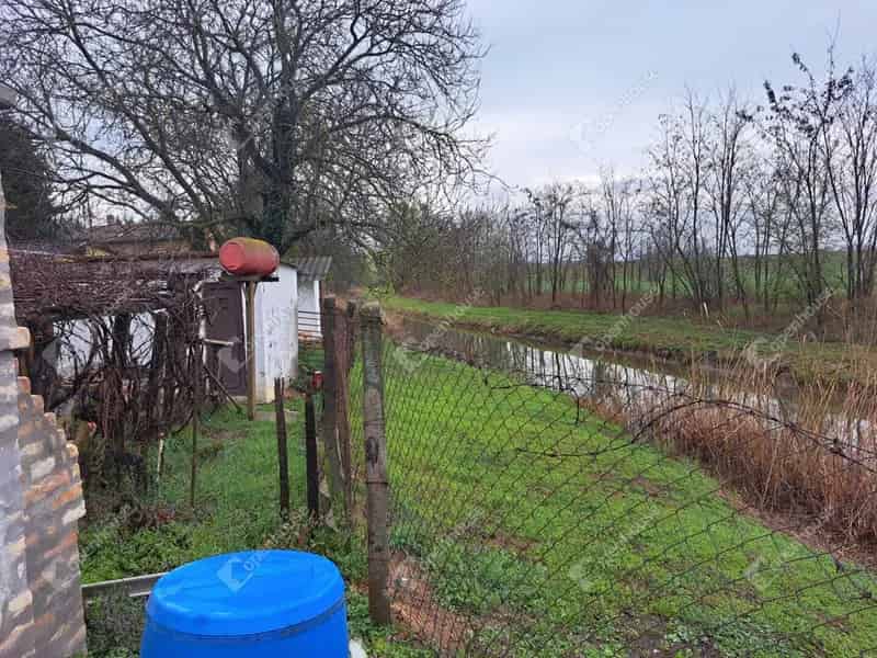Vámosszabadi hétvégi ház eladó - Tégla, kandalló, patakpart