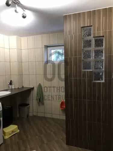 Kisbéri családi ház eladó - 210m2, felújított, nagy telek