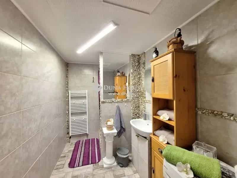 Felujitott csaldi haz Zsolnay Negyed kozelben 2 lakas 390nm telek