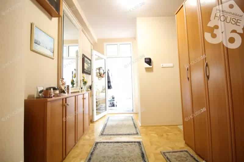 Kecskeméti családi ház eladó - 205 m2, dupla garázs, üzlethelyiség