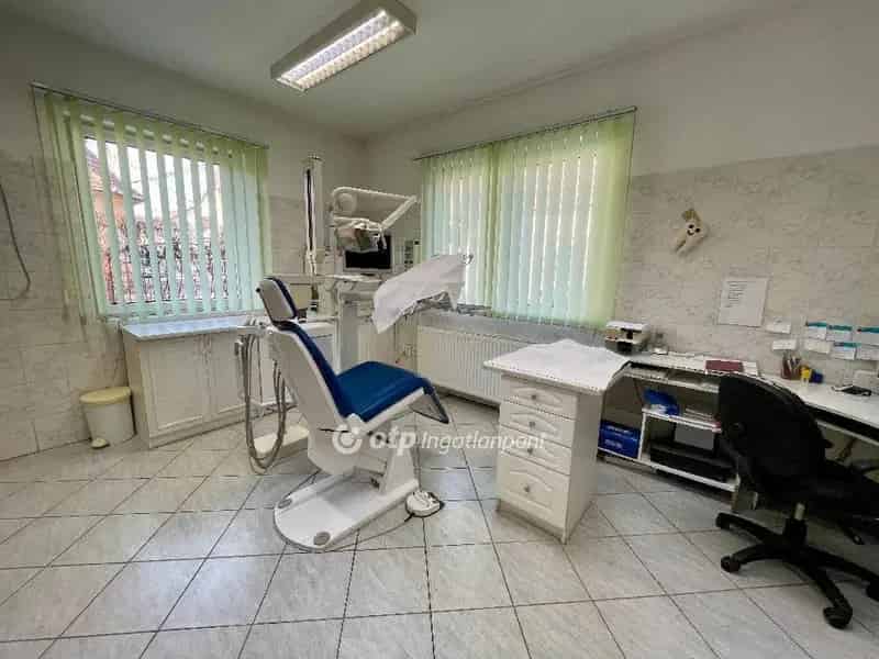 300nm-es családi ház eladó orvosi rendelővel Szigetszentmiklóson