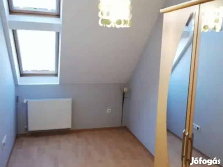 Szombathelyi belvárosi tégla lakás eladó - liftes ház - beépített gépek