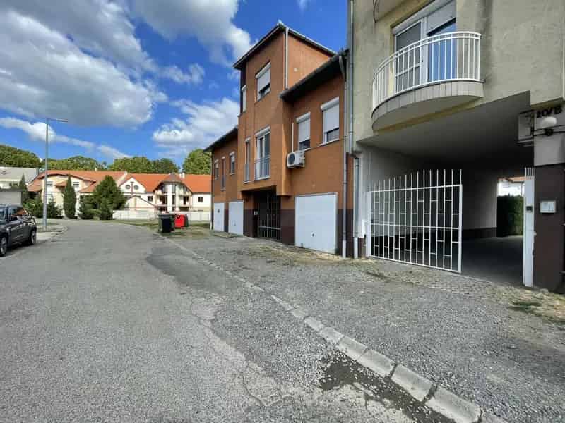 Belvárosi Tégla Garázs Eladó 17 7 m2 Zárt Udvarban