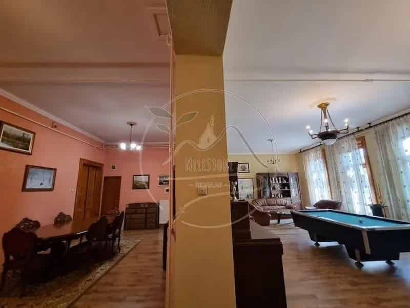 Gyula Újváros 320m2-es családi ház 2 lakrészre osztható