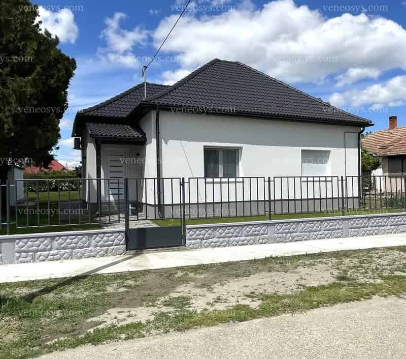 Tolna-Mözsön 140 m2-es, 4 szobás, felújított családi ház számos extrával ELADÓ.