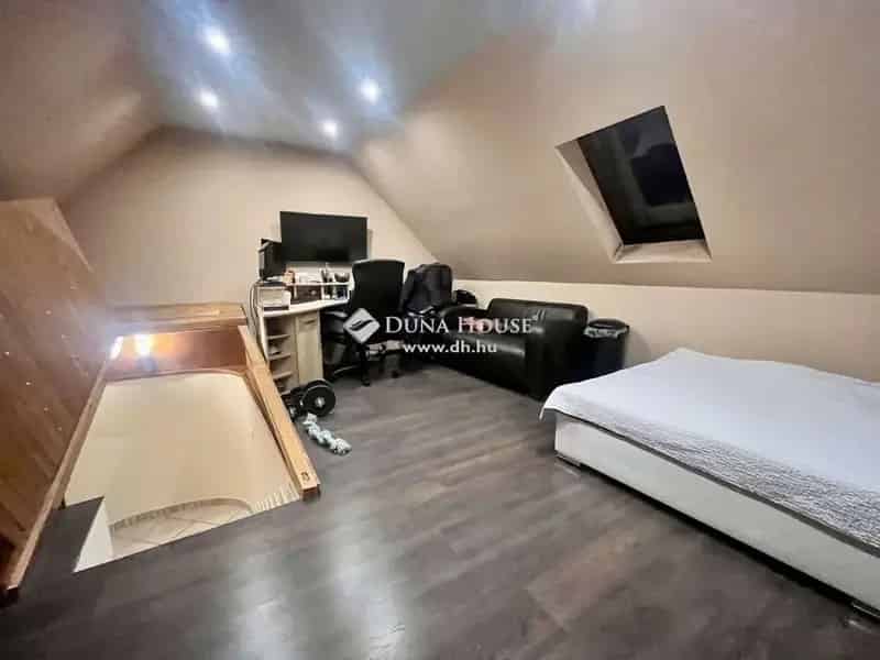 200 m2-es 3 szintes ikerházi lakás Vácsiközben