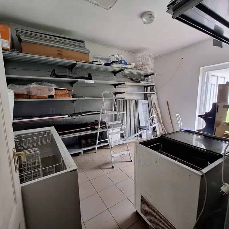 90 nm-es Berendezett Üzlethelyiség Ságváron Eladó
