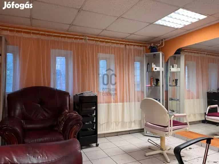 Bevezetett üzlethelyiség eladó Tatabányán