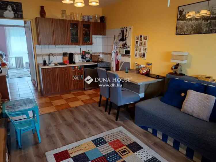 Pécs Rózsadomb 59 nm-es felújított panellakás eladó
