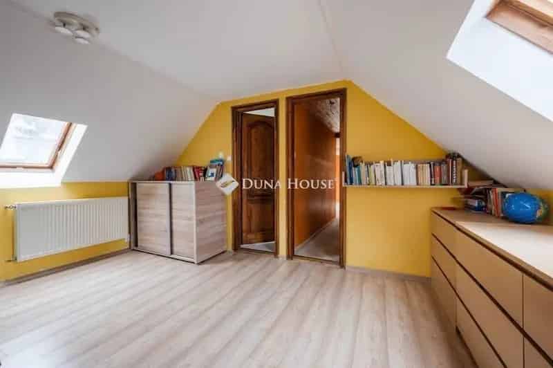 Telki családi ház eladó - 250 nm, úszómedence, 2 generáció