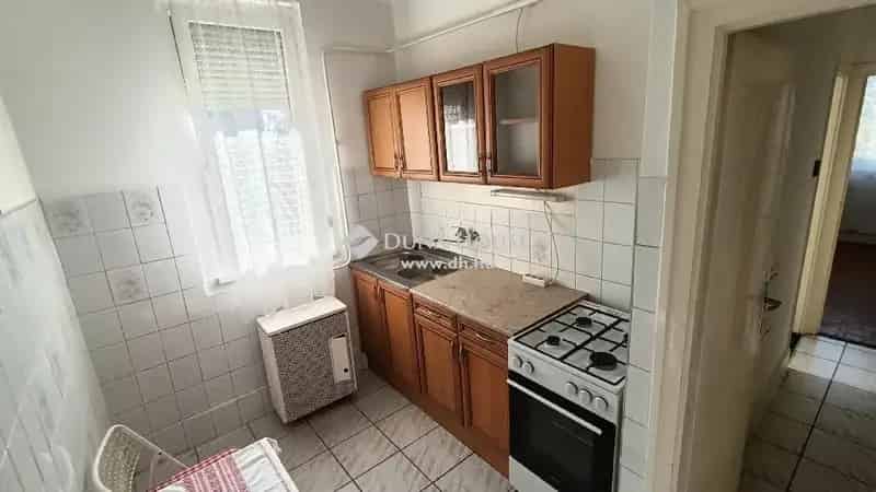 52 m2-es 3 emeleti erkélyes lakás eladó Pápán