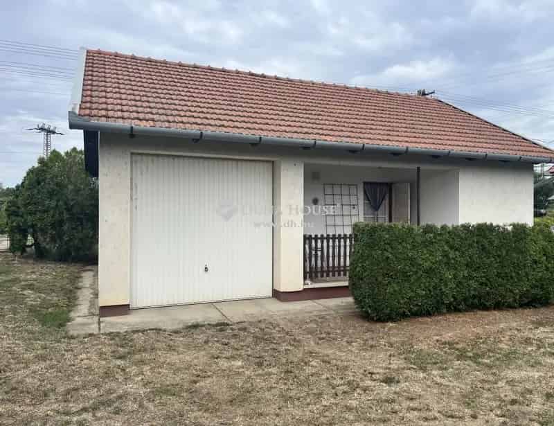 Két ház Abádszalókon a Tisza-tó mellett