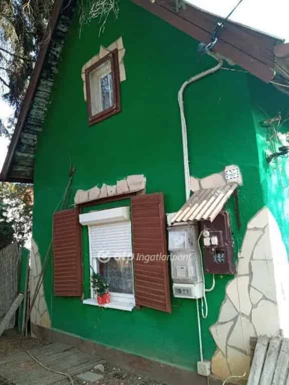 60 m2-es ház 776 m2-es telekkel Tatabányán