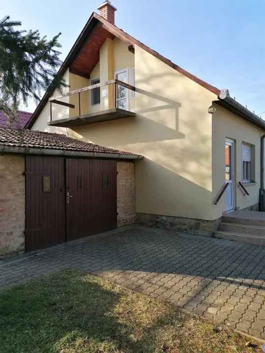Bonyhádi családi ház eladó 1000 m2-es telken