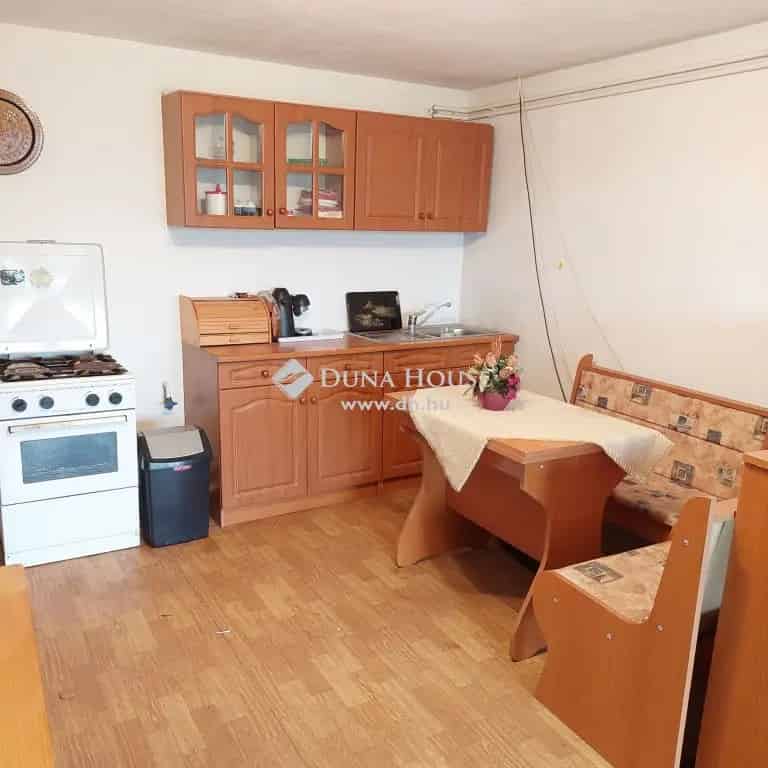 Tatai hétvégi ház eladó 3694 m2-es telken